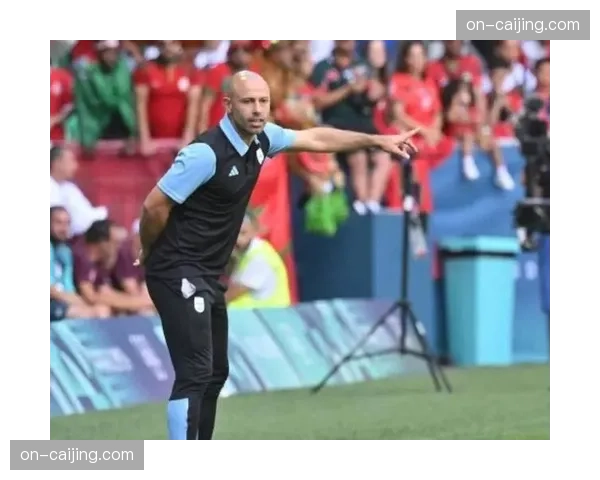 实时：比赛因球迷向场内投掷烟雾弹中断近十分钟