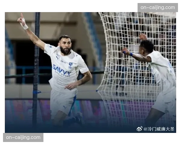 特写：本泽马回归伯纳乌观战，赛前接受主场球迷致敬掌声